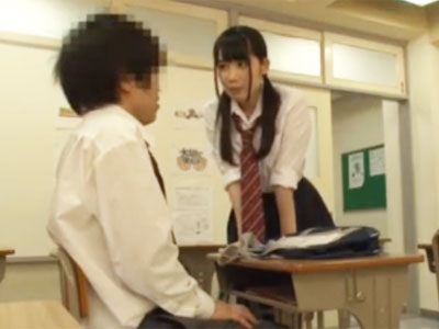 制欲の限界に達した思春期JKがクラスメイトの男子を誘って教室内で禁断パコ