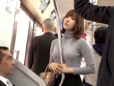 無意識に男を誘惑してしまう痴女！パイスラ手すりで欲情させて痴漢レイプ