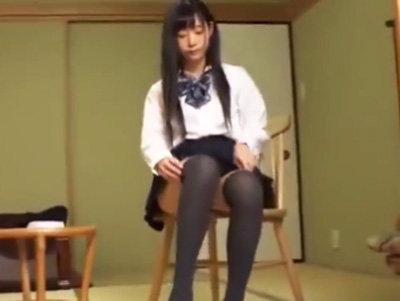 同じマンションに住む男を家に誘ってパコらせるニーハイ美脚の美少女JK