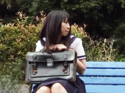 中年男を公衆トイレに誘って制服姿のまま円光SEXしでかす黒髪JK