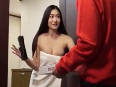 ピザ屋の配達員を確信犯的に誘惑してパコる欲求不満の痴女お姉さん