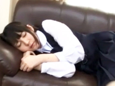 リビングで寝てたらお兄ちゃんにイタズラされたJK妹が自ら挿入を誘発し中出し近親パコｗ