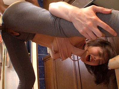 ぴちぴちレギンスの人妻を犯す！恥ずかしいシミを作ってアヘイキ連発